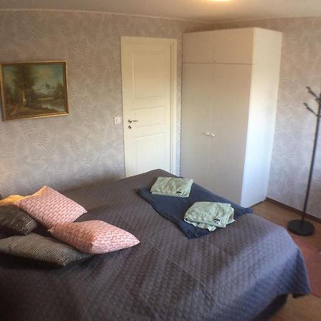 Dubbelrum Med Extrasaeng Pa Markplan I Lugnt Villaomrade Malmo Ngoại thất bức ảnh