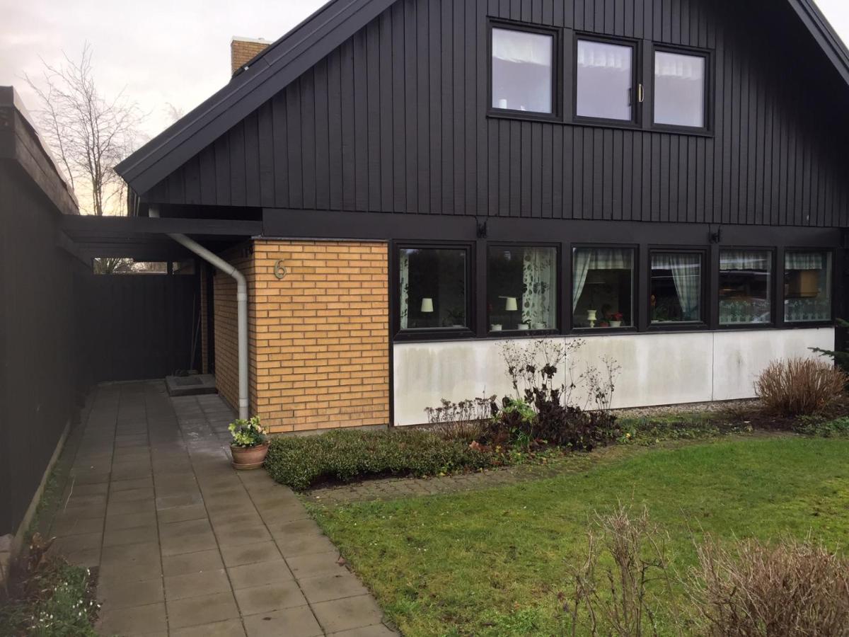Dubbelrum Med Extrasaeng Pa Markplan I Lugnt Villaomrade Malmo Ngoại thất bức ảnh