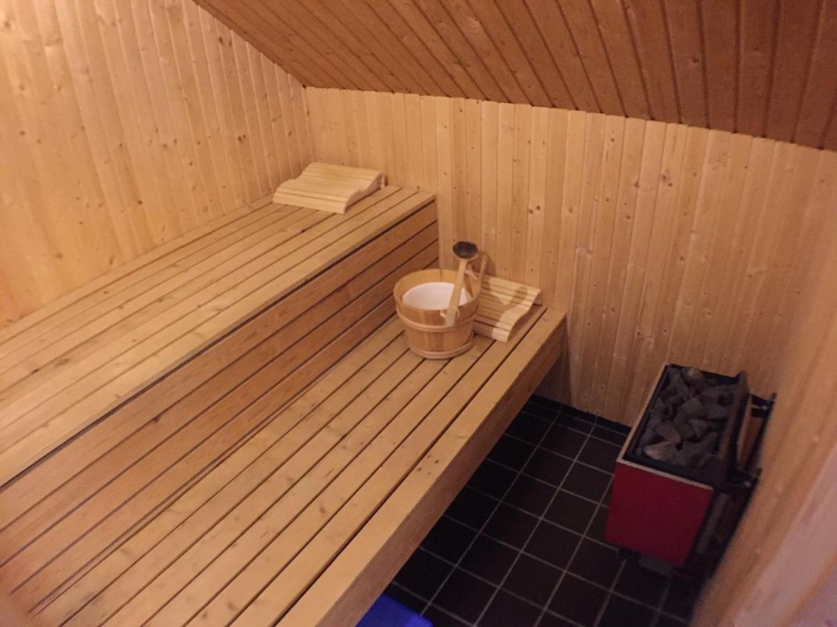 Dubbelrum Med Extrasaeng Pa Markplan I Lugnt Villaomrade Malmo Ngoại thất bức ảnh