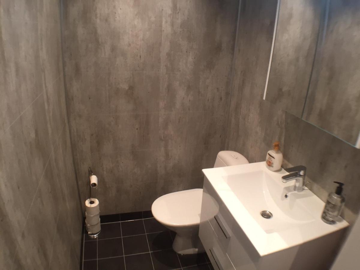 Dubbelrum Med Extrasaeng Pa Markplan I Lugnt Villaomrade Malmo Ngoại thất bức ảnh